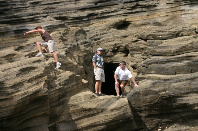2008/01(January)/Hawaii/Jan05/3-LavaTube/640x480_2008-01-05-Hawaii-Lava-Tube-12-Livia-John-Bill.JPG