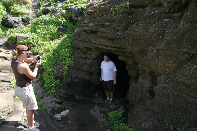 2008/01(January)/Hawaii/Jan05/3-LavaTube/800x600_2008-01-05-Hawaii-Lava-Tube-05-Livia-Bill.JPG