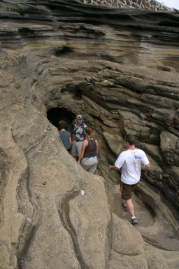 2008-01-05-Hawaii-Lava-Tube-02-Sheryl-John-Livia-Bill.JPG