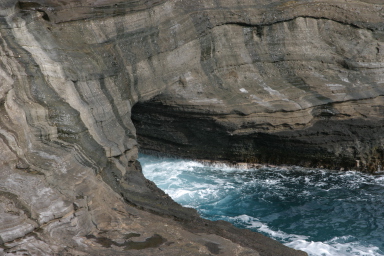 2008-01-05-Hawaii-sunset-point-03-spit-cave.JPG