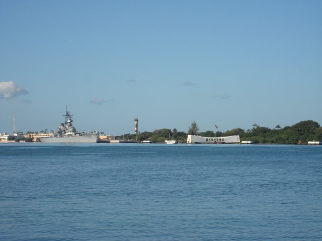2008/01(January)/Hawaii/Jan06/1-Pearl-Harbor/640x480_2008-01-06-Hawaii-Pearl-Harbor-02-USS-Arizona.JPG