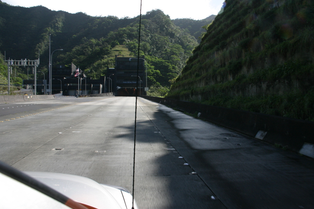 2008/01(January)/Hawaii/Jan06/2-Driving-Tour/2008-01-06-Hawaii-driving-tour-01-Tetsuo-Harano-tunnel.JPG
