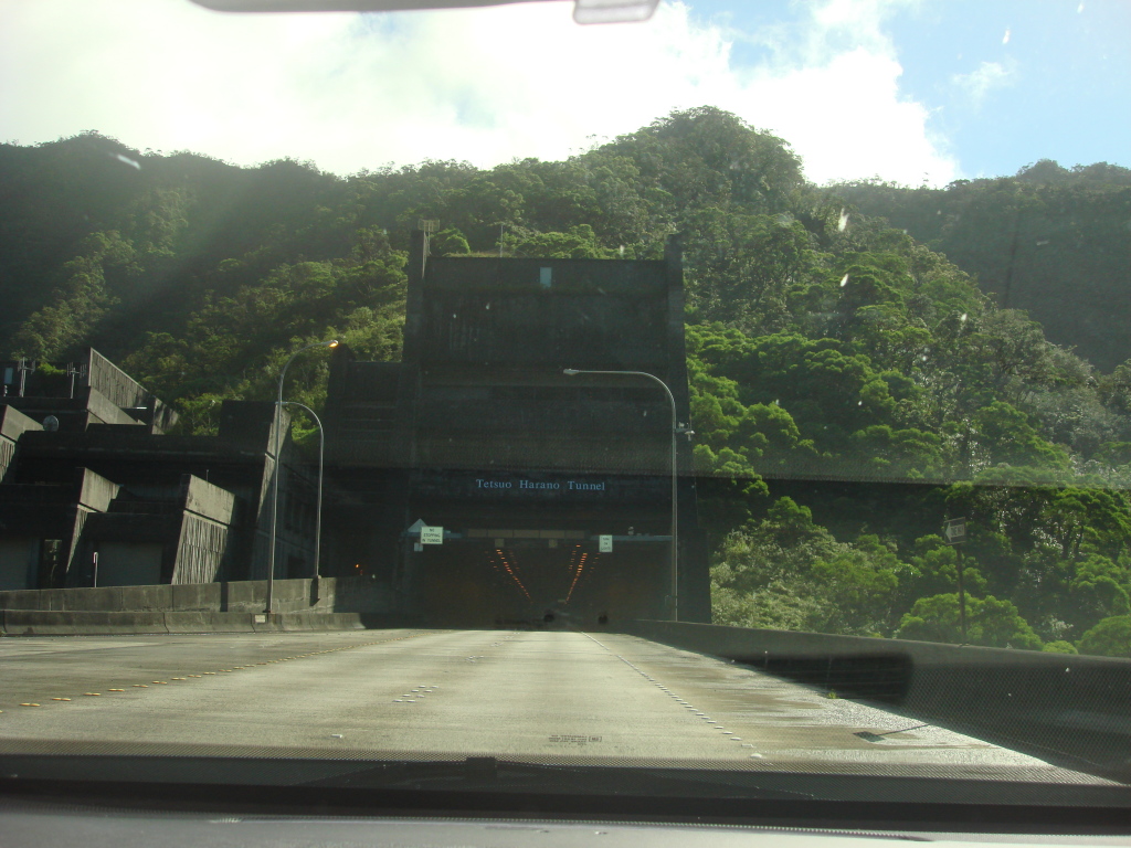 2008-01-06-Hawaii-driving-tour-03-Tetsuo-Harano-tunnel.JPG