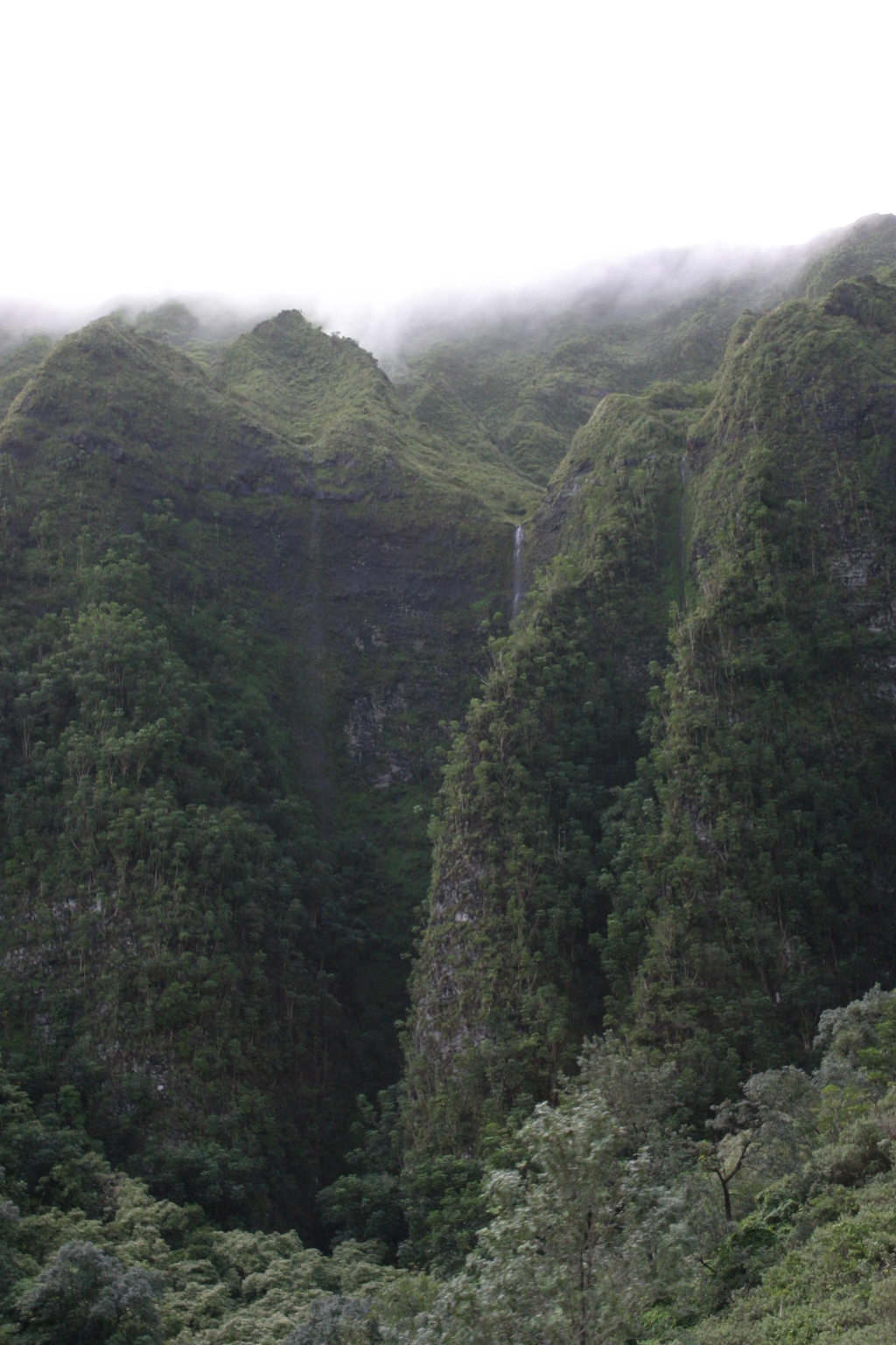 2008/01(January)/Hawaii/Jan06/2-Driving-Tour/1024x768_2008-01-06-Hawaii-driving-tour-06-waterfall.JPG