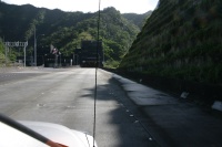 2008/01(January)/Hawaii/Jan06/2-Driving-Tour/2008-01-06-Hawaii-driving-tour-01-Tetsuo-Harano-tunnel.JPG