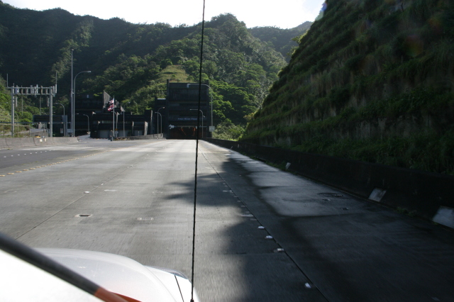 2008/01(January)/Hawaii/Jan06/2-Driving-Tour/2008-01-06-Hawaii-driving-tour-01-Tetsuo-Harano-tunnel.JPG