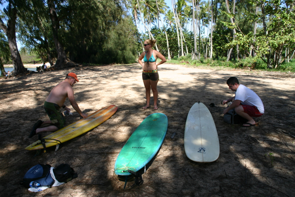 2008/01(January)/Hawaii/Jan06/3-Surfing/1024x768_2008-01-06-Hawaii-surfing-02-Mike-Livia-Bill.JPG
