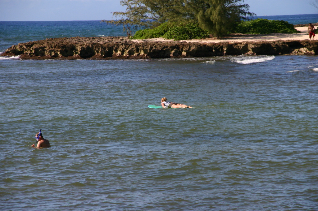 2008/01(January)/Hawaii/Jan06/3-Surfing/1024x768_2008-01-06-Hawaii-surfing-50-Livia.JPG
