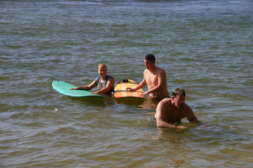 2008/01(January)/Hawaii/Jan06/3-Surfing/1024x768_2008-01-06-Hawaii-surfing-73-Livia-Bill-Mike.JPG