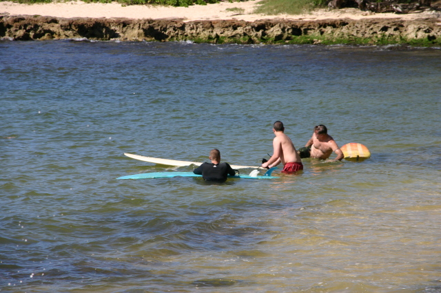 2008/01(January)/Hawaii/Jan06/3-Surfing/640x480_2008-01-06-Hawaii-surfing-03-Travis-Bill-Mike.JPG