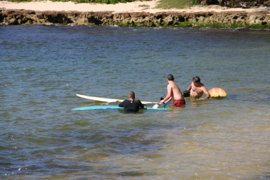 2008-01-06-Hawaii-surfing-03-Travis-Bill-Mike.JPG