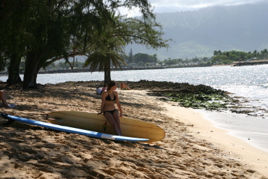 2008-01-06-Hawaii-surfing-30-girl-on-beach-GOOD.JPG