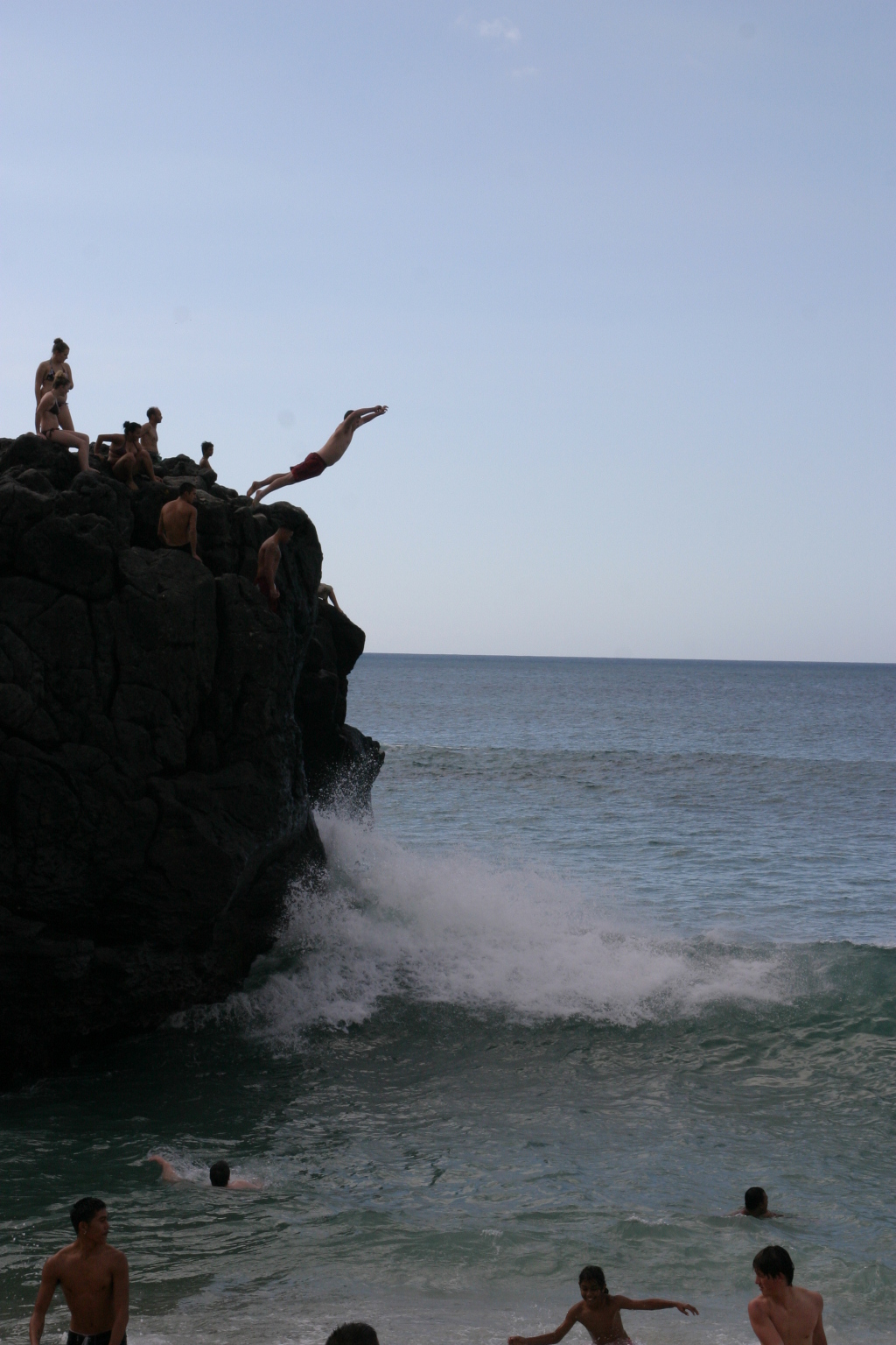 2008/01(January)/Hawaii/Jan06/4-Wiamea-Bay/1024x768_2008-01-06-Wiamea-Bay-04-Bill-cliff-jumping.JPG