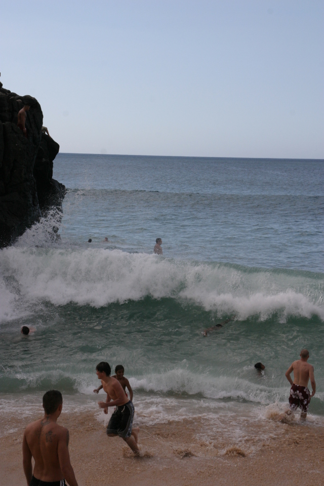 2008/01(January)/Hawaii/Jan06/4-Wiamea-Bay/640x480_2008-01-06-Wiamea-Bay-07-Bill-cliff-jumping.JPG