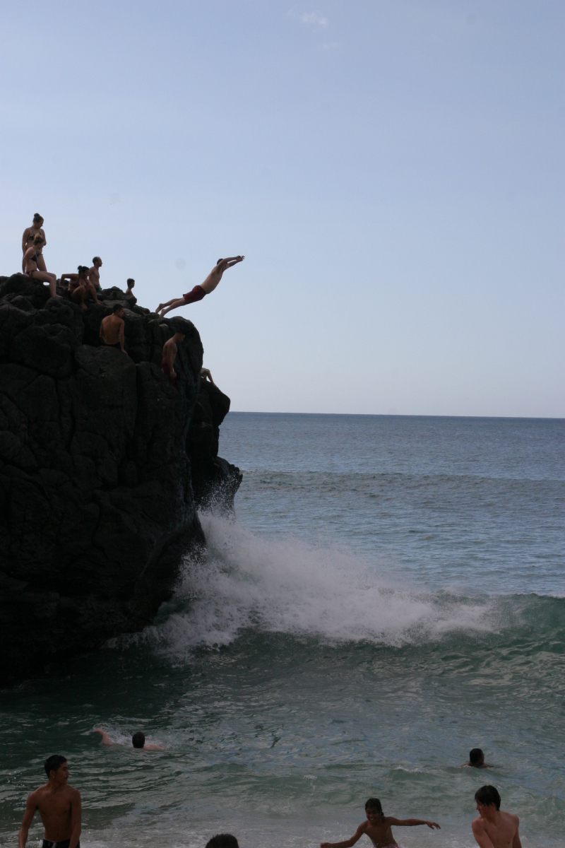 2008/01(January)/Hawaii/Jan06/4-Wiamea-Bay/800x600_2008-01-06-Wiamea-Bay-04-Bill-cliff-jumping.JPG