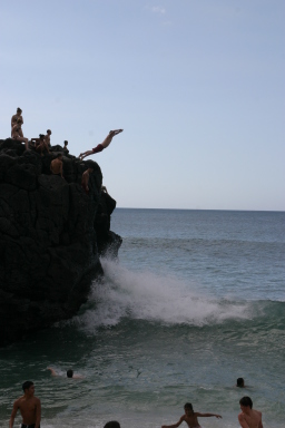 2008-01-06-Wiamea-Bay-04-Bill-cliff-jumping.JPG