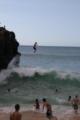 2008-01-06-Wiamea-Bay-06-Bill-cliff-jumping.JPG