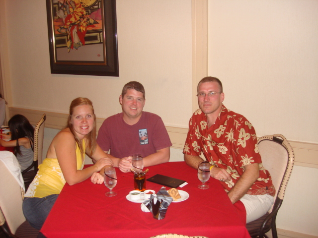 2008/01(January)/Hawaii/Jan06/5-Dinner/640x480_2008-01-06-Chau-Mein-dinner-2-Bill-Livia-Travis.JPG