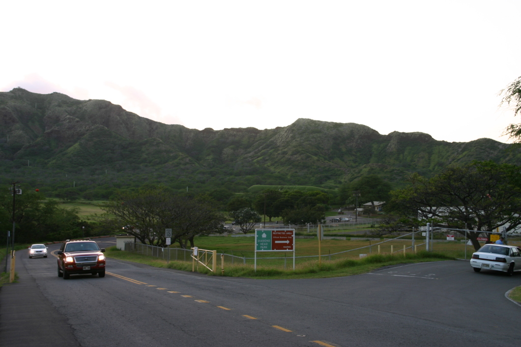 2008/01(January)/Hawaii/Jan07/Livias-Day-Out/1024x768_2008-01-07-Hawaii-43-Travis-at-Diamond-Head-Crater.JPG
