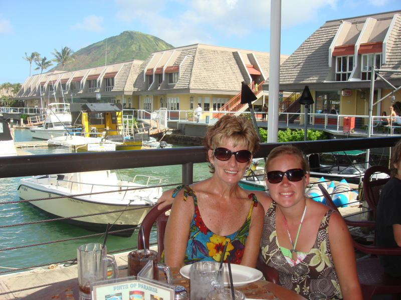2008/01(January)/Hawaii/Jan07/Livias-Day-Out/800x600_2008-01-07-Hawaii-48-Livia-day-out-Sheryl-lunch.JPG