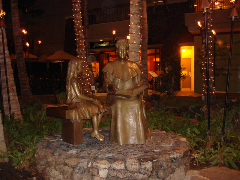 2008/01(January)/Hawaii/Jan07/Livias-Day-Out/800x600_2008-01-07-Hawaii-65-Date-night-statues.JPG