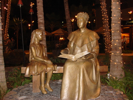 2008-01-07-Hawaii-66-Date-night-statues.JPG