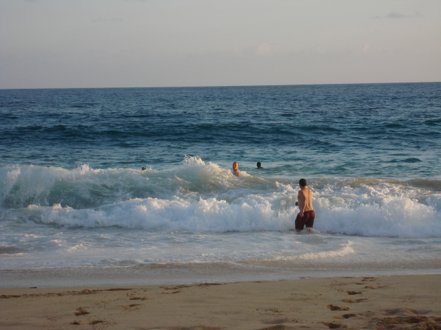 2008/01(January)/Hawaii/Jan08/Sandy-Beach/640x480_2008-01-08-Hawaii-23-Sandy-Beach-Travis-Bill.JPG