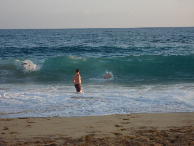 2008/01(January)/Hawaii/Jan08/Sandy-Beach/640x480_2008-01-08-Hawaii-24-Sandy-Beach-Travis-Bill.JPG