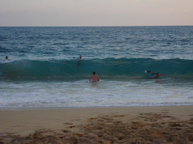 2008/01(January)/Hawaii/Jan08/Sandy-Beach/640x480_2008-01-08-Hawaii-34-Sandy-Beach-Travis-Bill-GOOD.JPG