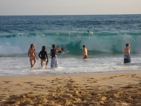 2008-01-08-Hawaii-09-Sandy-Beach-Travis-Bill.JPG