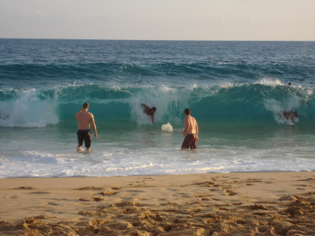 2008-01-08-Hawaii-18-Sandy-Beach-Travis-Bill.JPG