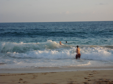 2008-01-08-Hawaii-23-Sandy-Beach-Travis-Bill.JPG