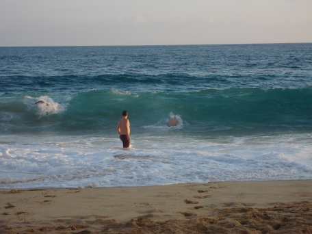2008-01-08-Hawaii-24-Sandy-Beach-Travis-Bill.JPG