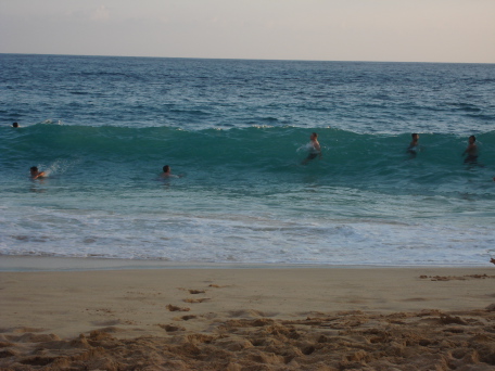 2008-01-08-Hawaii-26-Sandy-Beach-Travis-Bill.JPG