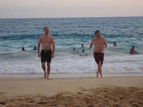 2008-01-08-Hawaii-38-Sandy-Beach-Travis-Bill.JPG