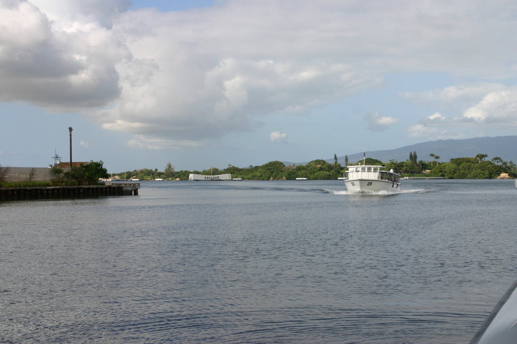 2008/01(January)/Hawaii/Jan11/1-Pearl-Harbor/1024x768_2008-01-11-Hawaii-Pearl-Harbor-03-USS-Arizona.JPG