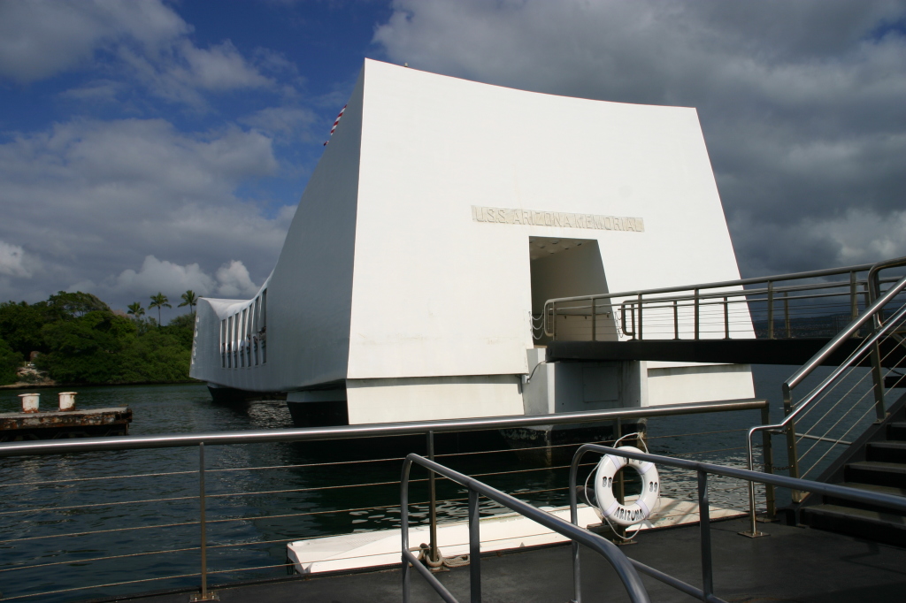 2008/01(January)/Hawaii/Jan11/1-Pearl-Harbor/1024x768_2008-01-11-Hawaii-Pearl-Harbor-09-USS-Arizona.JPG