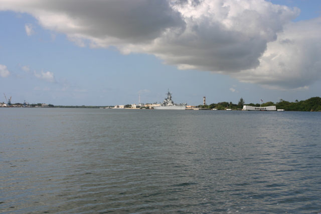 2008/01(January)/Hawaii/Jan11/1-Pearl-Harbor/640x480_2008-01-11-Hawaii-Pearl-Harbor-04-USS-Arizona.JPG