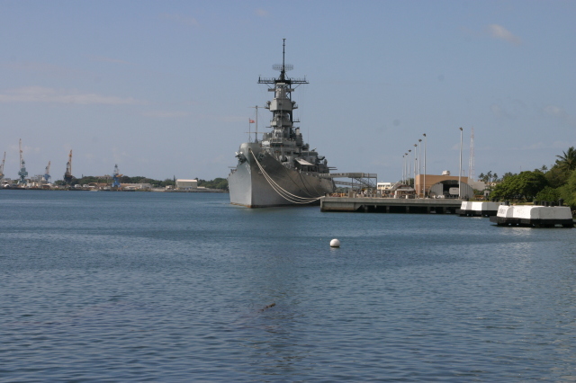 2008/01(January)/Hawaii/Jan11/1-Pearl-Harbor/640x480_2008-01-11-Hawaii-Pearl-Harbor-20-USS-Arizona.JPG