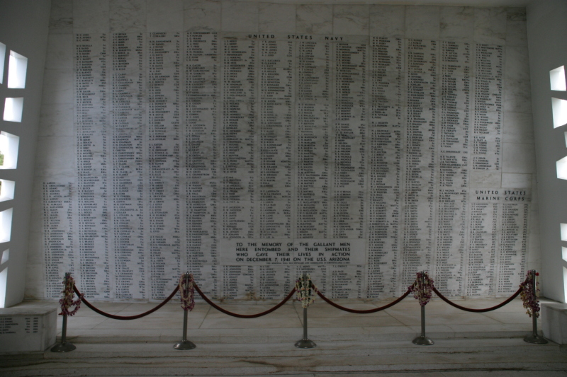 2008/01(January)/Hawaii/Jan11/1-Pearl-Harbor/800x600_2008-01-11-Hawaii-Pearl-Harbor-18-USS-Arizona.JPG