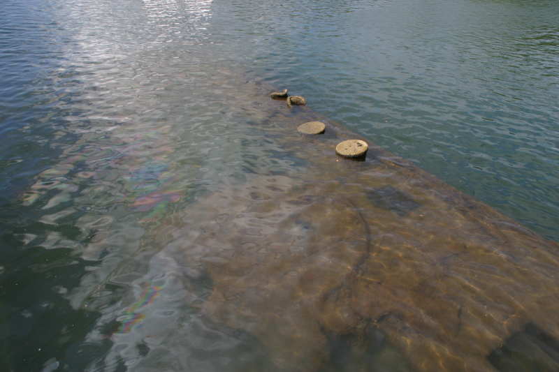2008/01(January)/Hawaii/Jan11/1-Pearl-Harbor/800x600_2008-01-11-Hawaii-Pearl-Harbor-21-USS-Arizona.JPG