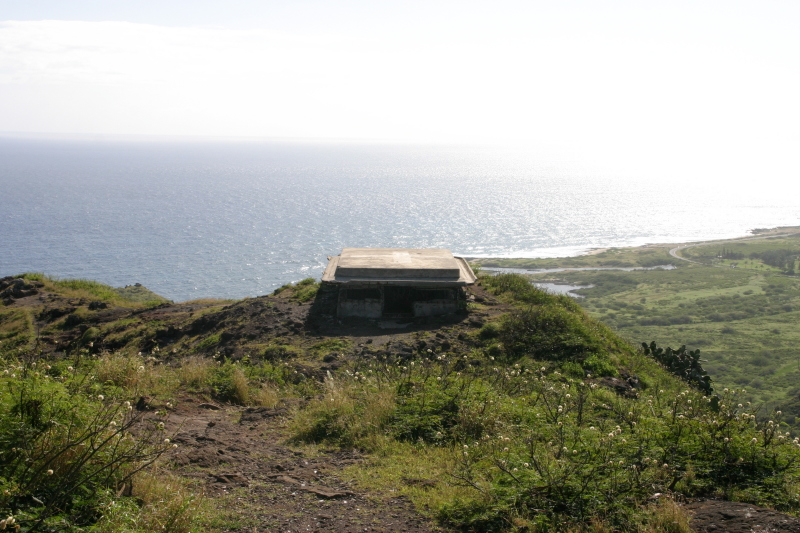 2008/01(January)/Hawaii/Jan11/2-LightHouse-Road/800x600_2008-01-11-Hawaii-Lighthouse-Road-34-bunker.JPG