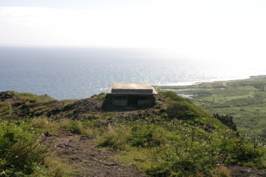2008-01-11-Hawaii-Lighthouse-Road-34-bunker.JPG