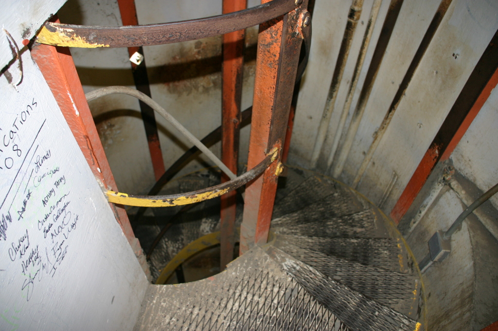 2008/01(January)/Hawaii/Jan11/3-Diamond-Head-Crater/1024x768_2008-01-11-Hawaii-Diamond-Head-Crater-22-Stairs.JPG