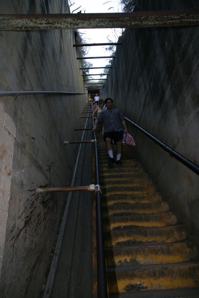 2008/01(January)/Hawaii/Jan11/3-Diamond-Head-Crater/640x480_2008-01-11-Hawaii-Diamond-Head-Crater-06-stairs.JPG
