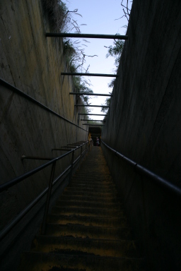 2008-01-11-Hawaii-Diamond-Head-Crater-07-stairs.JPG