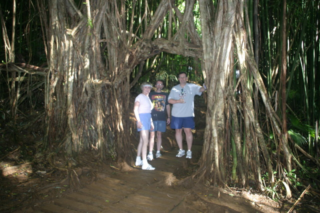2008/01(January)/Hawaii/Jan12/1-Manoa-Falls/640x480_2008-01-12-Hawaii-Manoa-Trail-11-Juanita-Rob-Steve.JPG