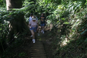 2008-01-12-Hawaii-Manoa-Trail-10-Juanita-Steve-Rob.JPG