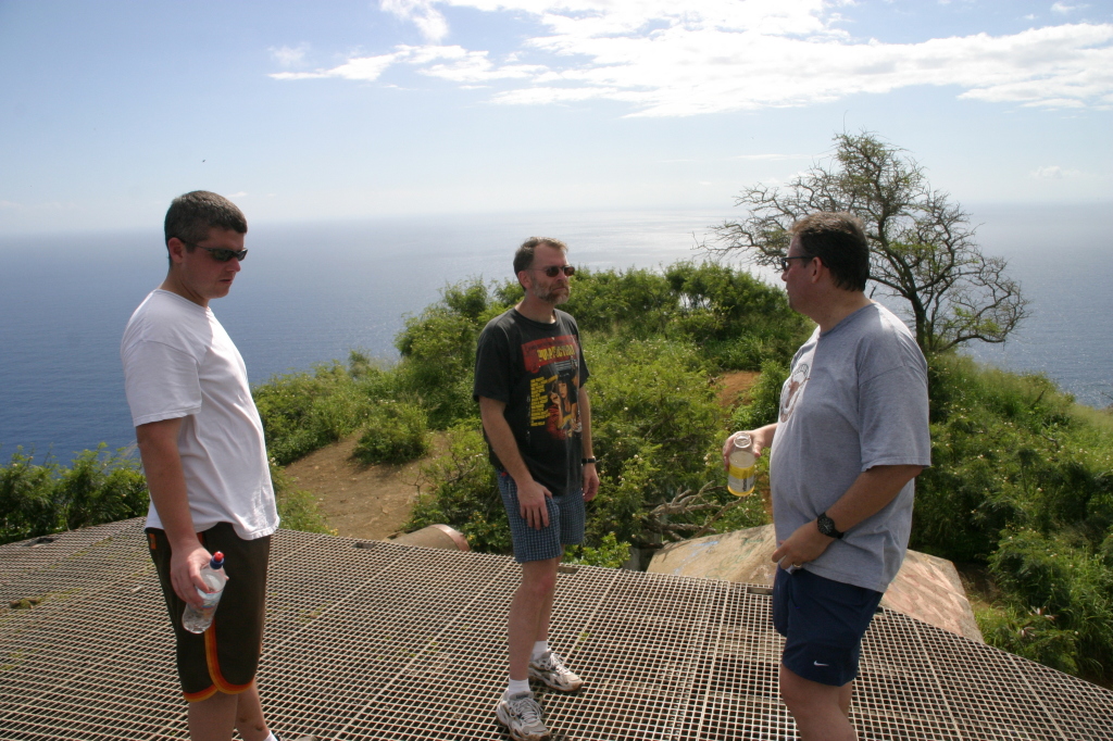 2008/01(January)/Hawaii/Jan12/2-KoKo-Crater/1024x768_2008-01-12-Hawaii-KoKo-Crater-22-Bill-Rob-Steve.JPG