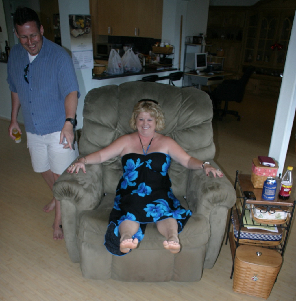 2008/01(January)/Hawaii/Jan12/4-Joes-House/1024x768_2008-01-12-Hawaii-01-Joes-House-Belinda-big-chair-Steve.JPG